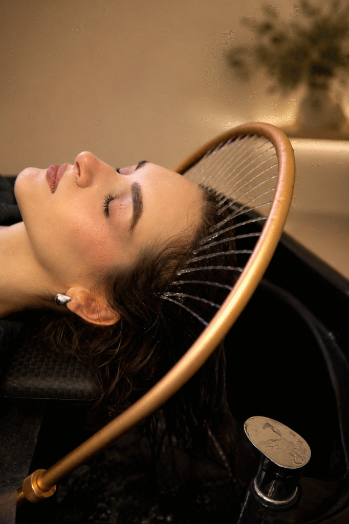 Kundin entspannt während einer LingQi TCM Head Spa Harmony Behandlung in München mit Fokus auf Kopfhautruhe, Stressregulation und tiefe Entspannung.