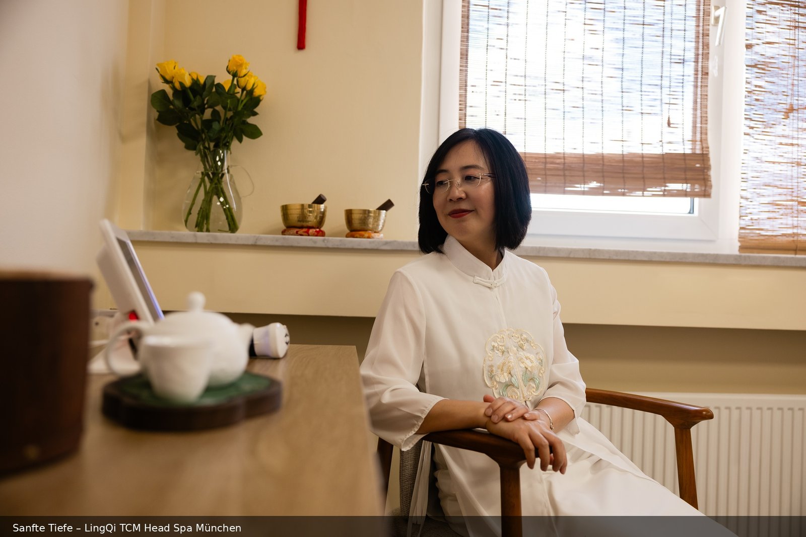 Qiong in ihrem TCM Head Spa Studio in München — ruhige Atmosphäre mit Kräutertee und Klangschalen