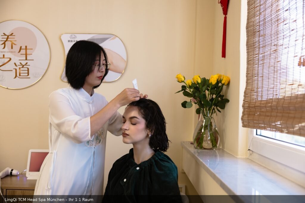 Kopfhautgesundheit München — LingQi TCM Head Spa Kräuterserum Auftragung bei der Kopfhautpflege