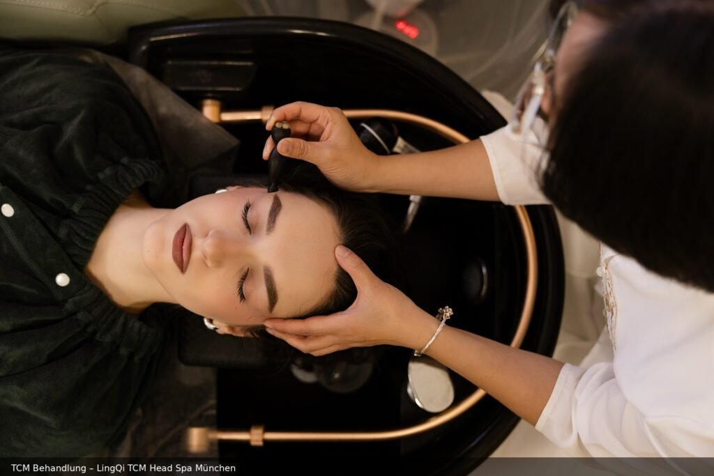 Kopfhautbetrachtung bei LingQi TCM Head Spa München – Stressbegleitung und Schlaf