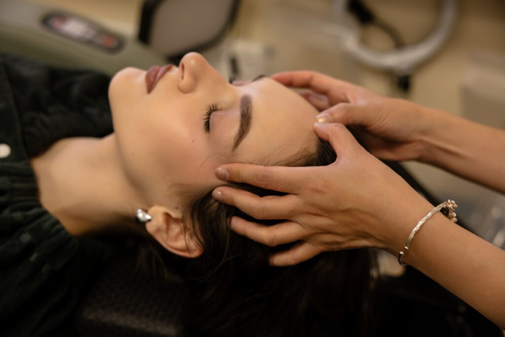 TCM-Kopfmassage mit traditioneller Massagetechnik bei LingQi Head Spa München