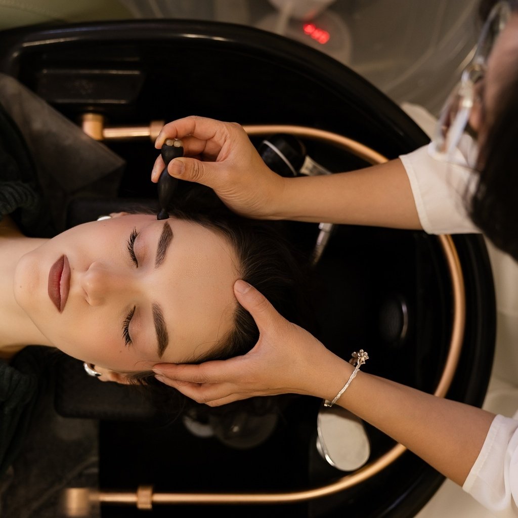 Augen-Akupressur mit Bo-Jin-Werkzeug bei LingQi TCM Head Spa München – Harmony